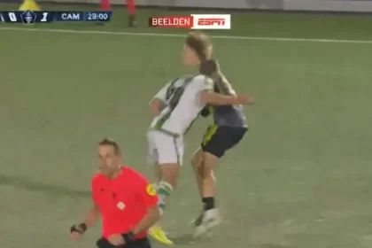 Coup de Zizou un joueur répète le coup de tête de Zidane en plein match Vidéo